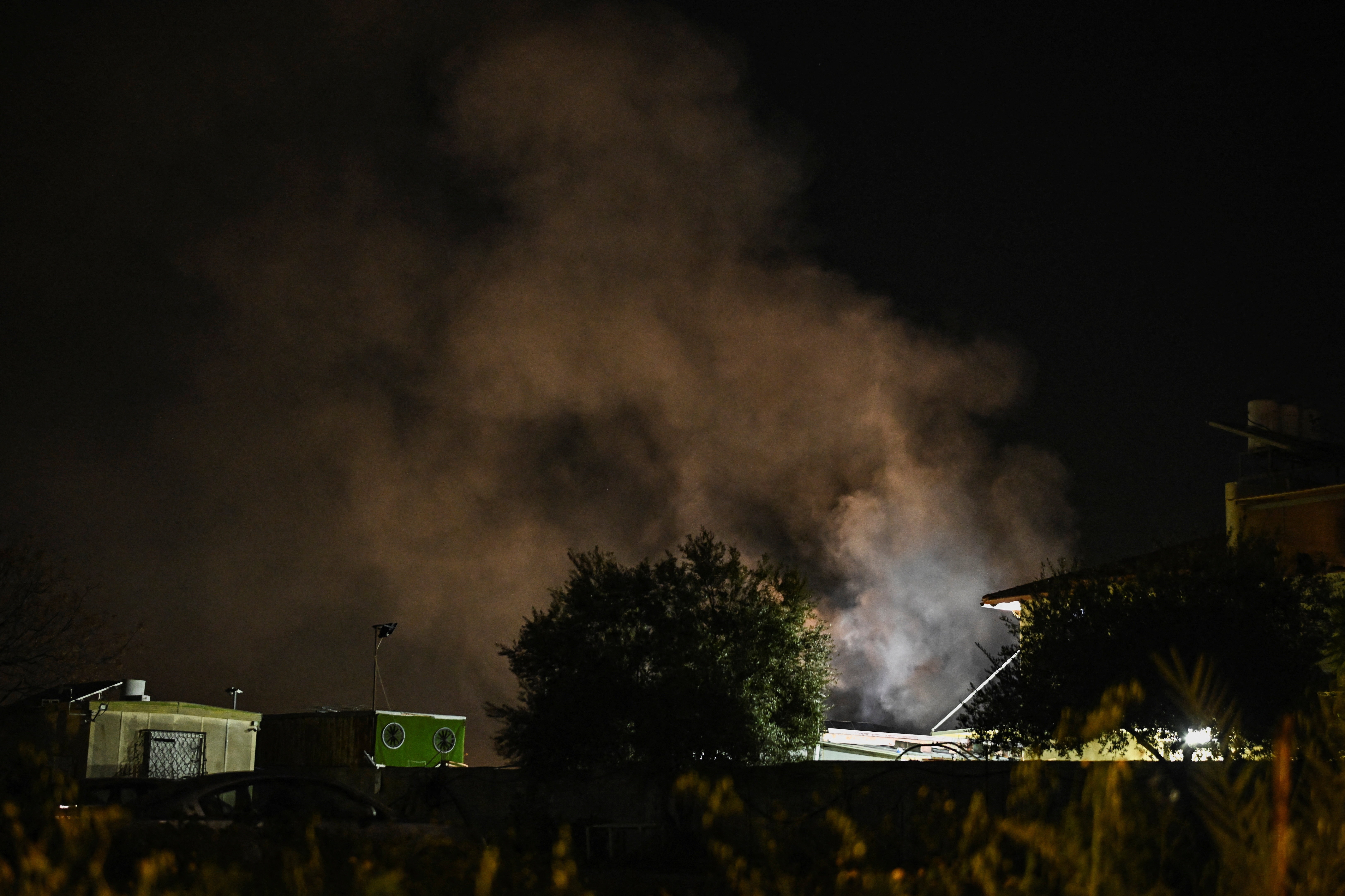 Khói lửa ở Israel sau các cuộc tấn công trả đũa của Iran. (Ảnh: Reuters)