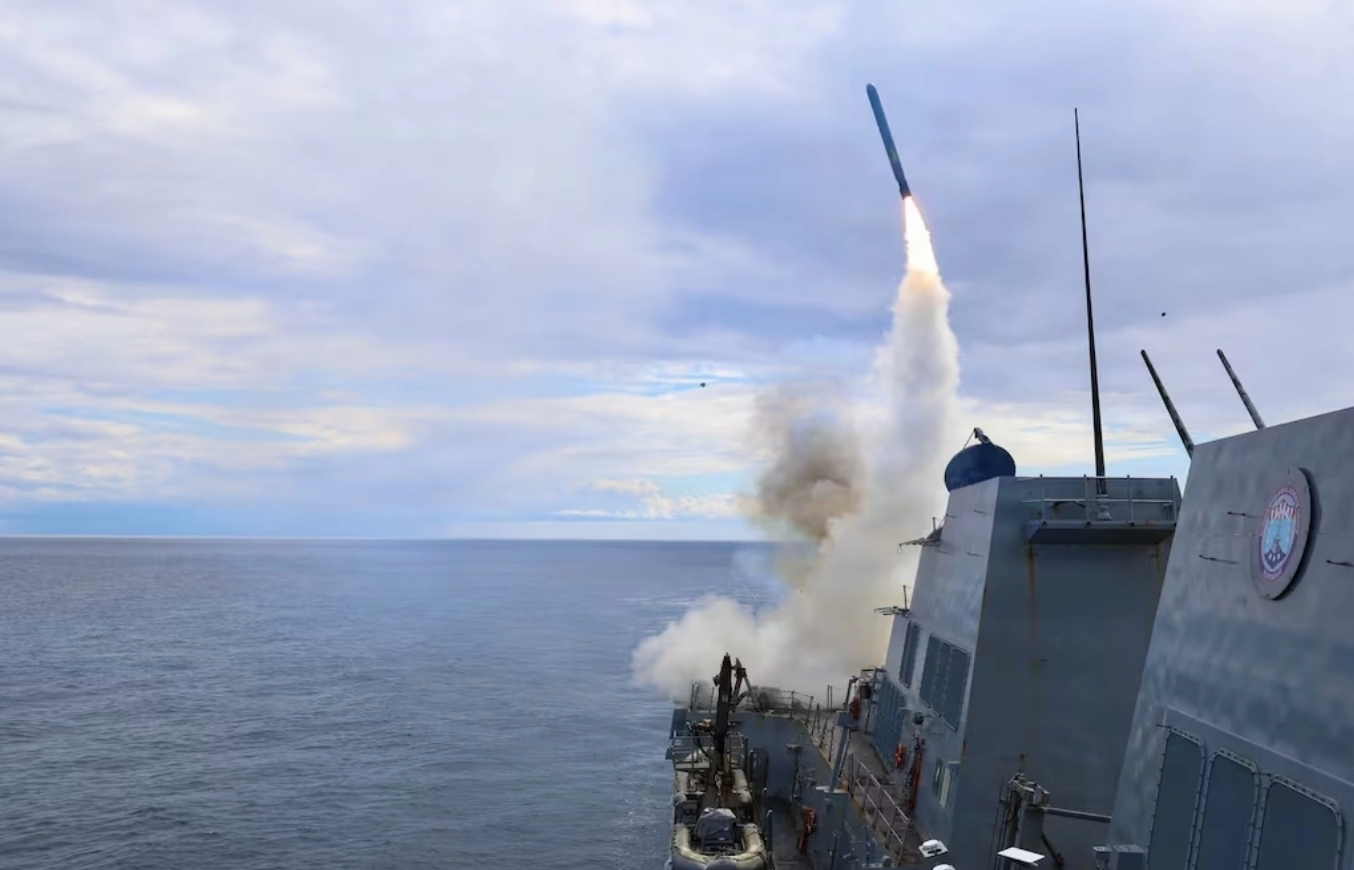 Tàu khu trục mang tên lửa dẫn đường lớp Arleigh Burke USS Thomas Hudner phóng tên lửa Tomahawk tới mục tiêu ở Iran. (Ảnh: Hải quân Mỹ)