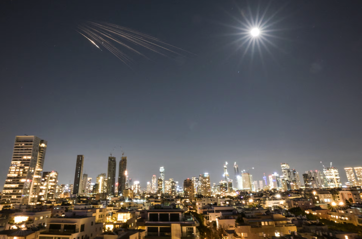 Tên lửa Iran mang đầu đạn chùm bay về phía Israel. (Ảnh: Reuters)