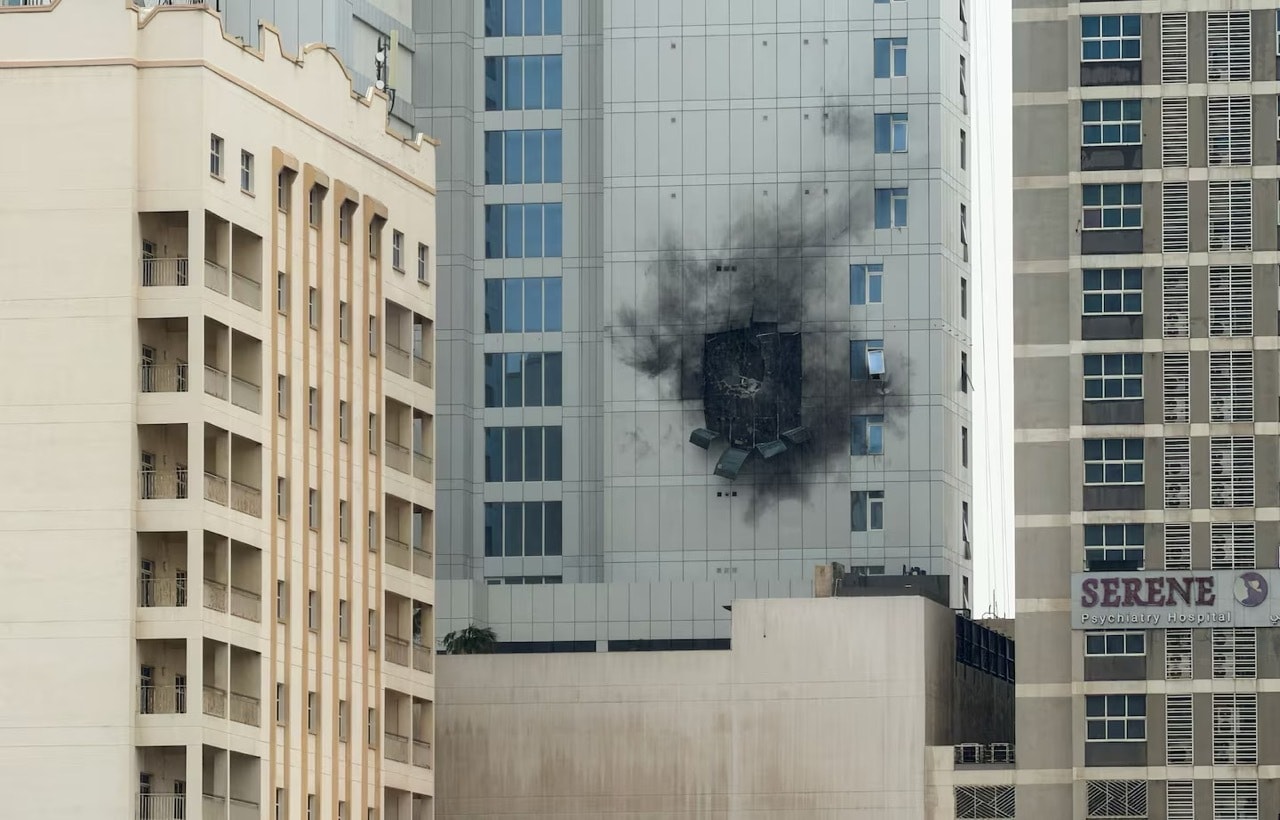 Một tòa nhà cạnh trụ sở Hạm đội 5 của Hải quân Mỹ tại Juffair, Bahrain bị hư hại sau khi trúng máy bay không người lái tấn công của Iran vào cuối tuần qua. (Ảnh: Reuters)