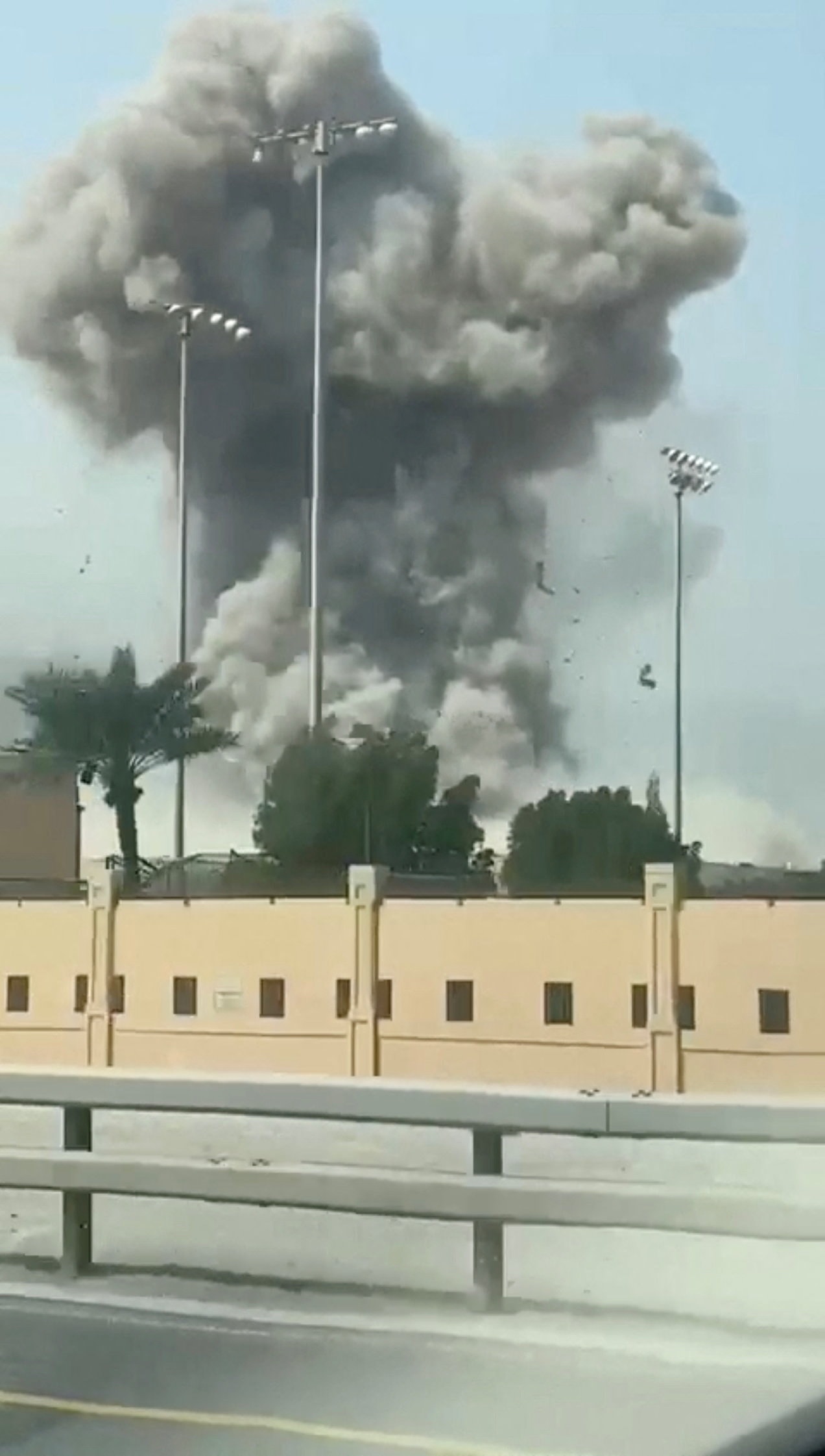 Khói bốc lên trong một cuộc tấn công bằng tên lửa được cho là do Iran thực hiện gần một căn cứ của Mỹ, tại Manama, Bahrain, ngày 28/2/2026. (Ảnh: Reuters)