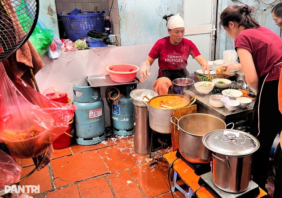 Quán bún nổi tiếng ở Hà Nội bị khách nước ngoài phản ánh kém vệ sinh - 2