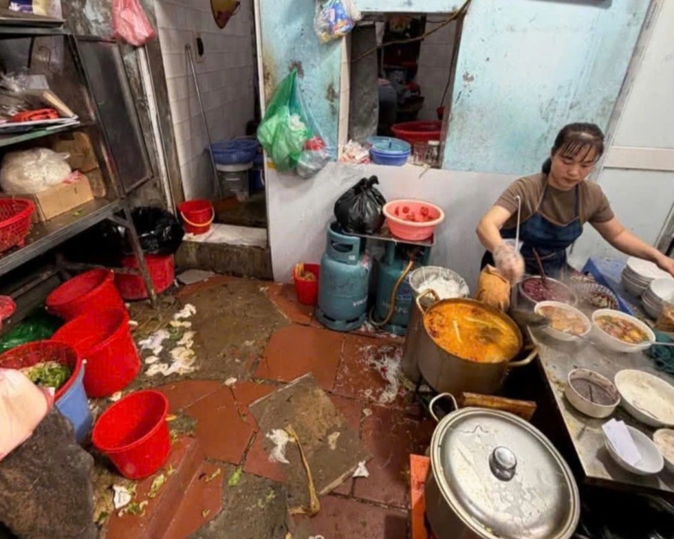 Quán bún nổi tiếng ở Hà Nội bị khách nước ngoài phản ánh kém vệ sinh - 1
