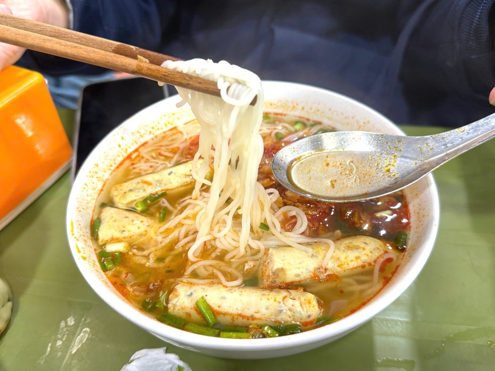 Quán bún nổi tiếng ở Hà Nội bị khách nước ngoài phản ánh kém vệ sinh - 7