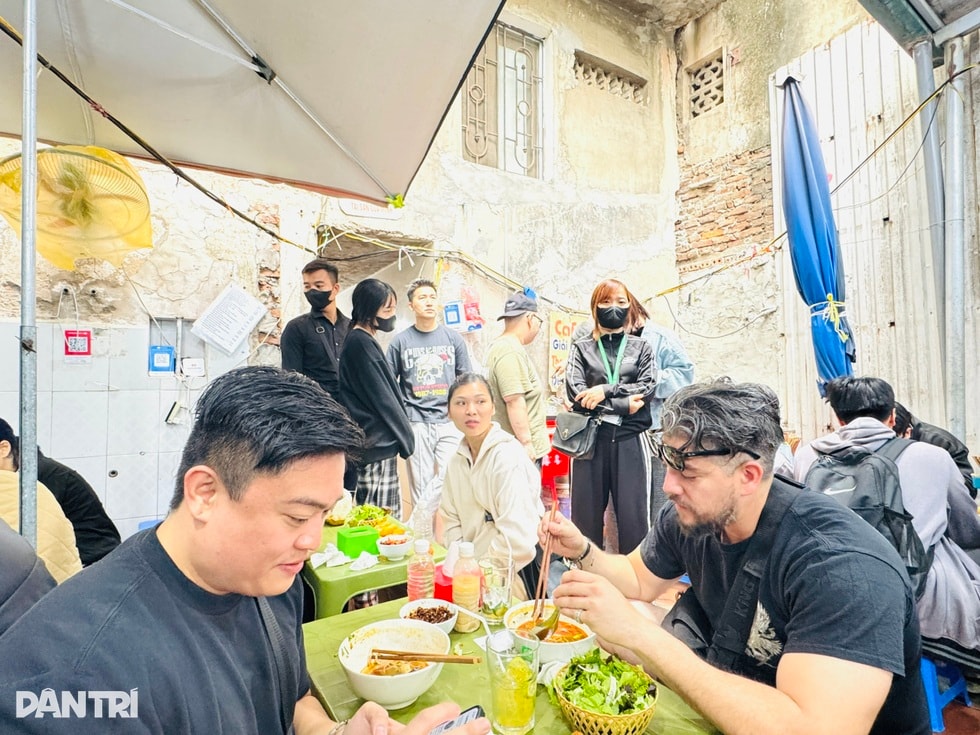 Quán bún nổi tiếng ở Hà Nội bị khách nước ngoài phản ánh kém vệ sinh - 5