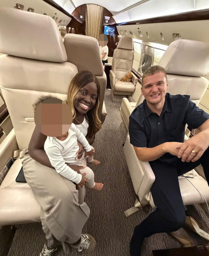 Samuel Leeds, 34 tuổi, thuê chuyên cơ đưa gia đình rời vùng chiến sự dù từng khẳng định Dubai an toàn hơn Anh và Mỹ, hôm 4/3. Ảnh: @SamuelLeeds