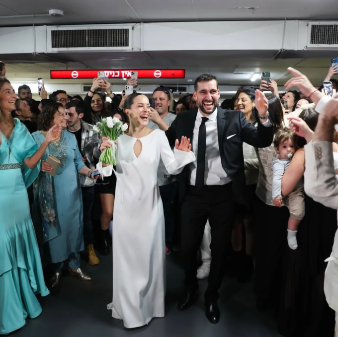 Cô dâu chú rể tổ chức đám cưới tại tầng hầm thứ tư bên dưới trung tâm thương mại Dizengoff Center, Tel Aviv, tối 5/3 trong sự chúc phúc của bạn bè, người thân. Ảnh: Abir Sultan/EPA/Shutterstock