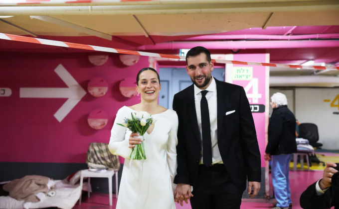 Cô dâu Lior Lasry và chú rể Michael Marianoff tổ chức đám cưới tại tầng hầm thứ tư bên dưới trung tâm thương mại Dizengoff Center, Tel Aviv, tối 5/3. Ảnh: Abir Sultan/EPA/Shutterstock