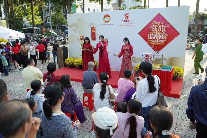 Sabeco tái hiện hoạt động hát lô tô ngày Tết tại Vĩnh Long. Ảnh: Sabeco