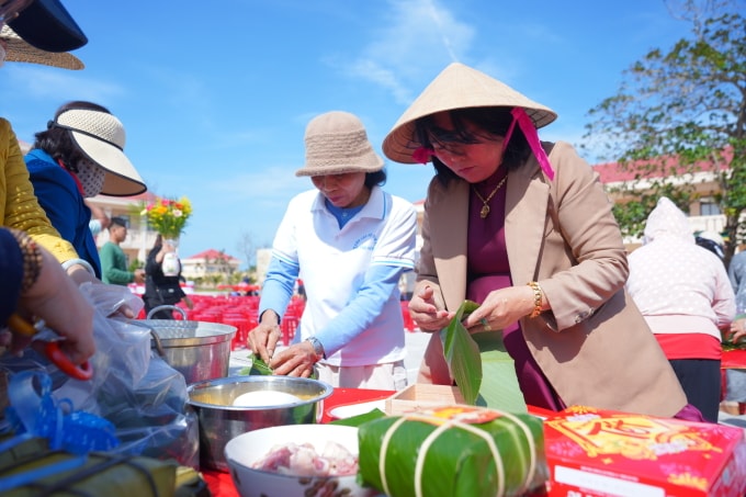 Người dân địa phương tham gia hoạt động gói bánh chưng, gắn kết cộng đồng tại sự kiện. Ảnh: Sabeco