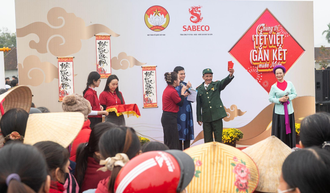 Người dân xã Kim Bảng (Nghệ An) nhận quà Tết từ chương trình của Sabeco. Ảnh: Sabeco