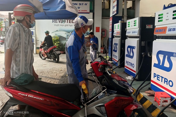 Cửa hàng xăng trên đường Quang Trung, phường Gò Vấp (TP HCM), cho biết nguồn cung hàng về nhỏ giọt. Ảnh: Thi Hà