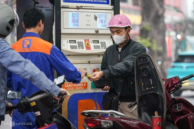 Người dân mua xăng tại Hà Nội chiều 6/3. Ảnh: Hoàng Giang