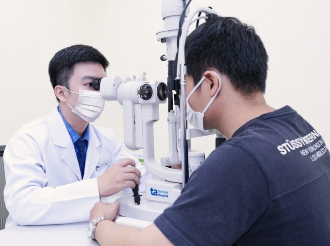 Bác sĩ Phúc soi đèn khe kiểm tra mắt cho một nam thanh niên. Ảnh minh họa: Bệnh viện Đa khoa Tâm Anh
