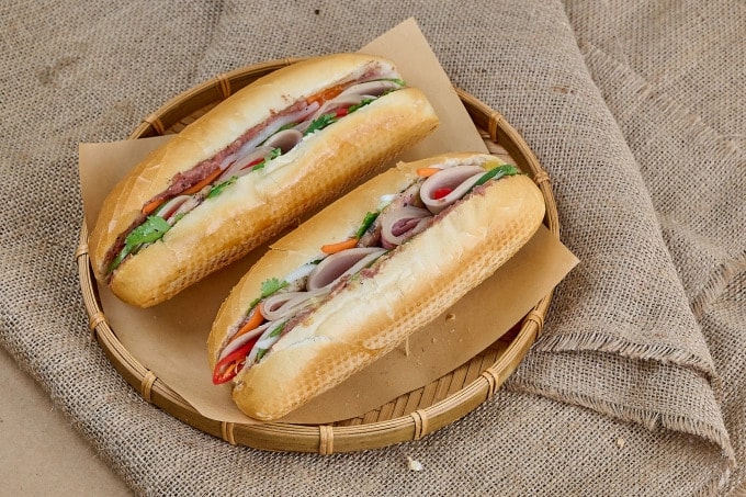 Bánh mì gồm nhiều nguyên liệu có nguy cơ nhiễm khuẩn nếu chế biến, bảo quản không đúng cách. Ảnh: Mai Trung