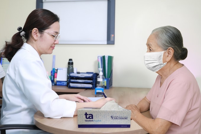 Bác sĩ Thư giải thích kết quả đo mật độ xương cho người bệnh. Ảnh: Bệnh viện Đa khoa Tâm Anh