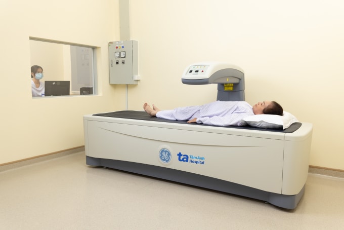 Đo mật độ xương bằng phương pháp DEXA cho kết quả nhanh chóng với độ chính xác cao. Ảnh: Bệnh viện Đa khoa Tâm Anh