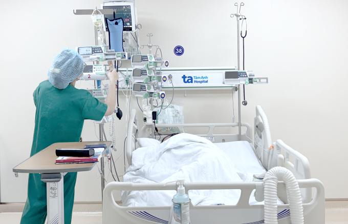 Bệnh nhân Italy ngưng tim được chăm sóc tại khoa ICU. Ảnh: Bệnh viện Đa khoa Tâm Anh