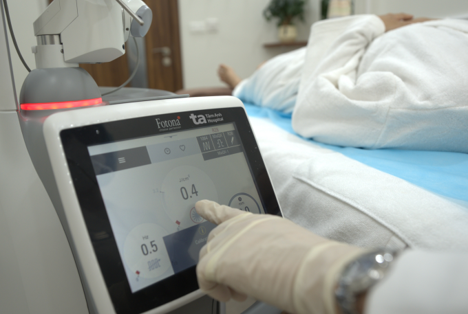 Bác sĩ sử dụng hệ thống Fotona SP Dynamis NX Line để điều trị giãn mao mạch mũi. Ảnh minh họa : Bệnh viện cung cấp