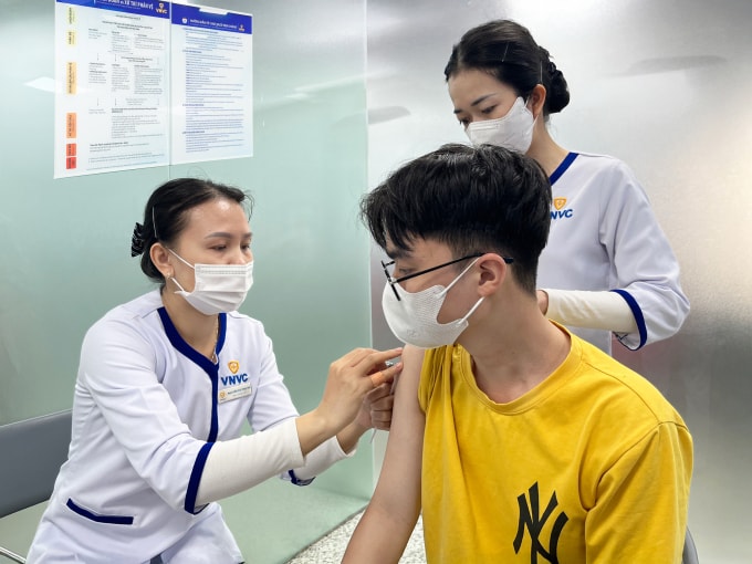 Khang Duy tiêm vaccine dại mũi thứ hai tại Trung tâm VNVC Hiệp Bình Phước, TP HCM. Ảnh: Diệu Thuần