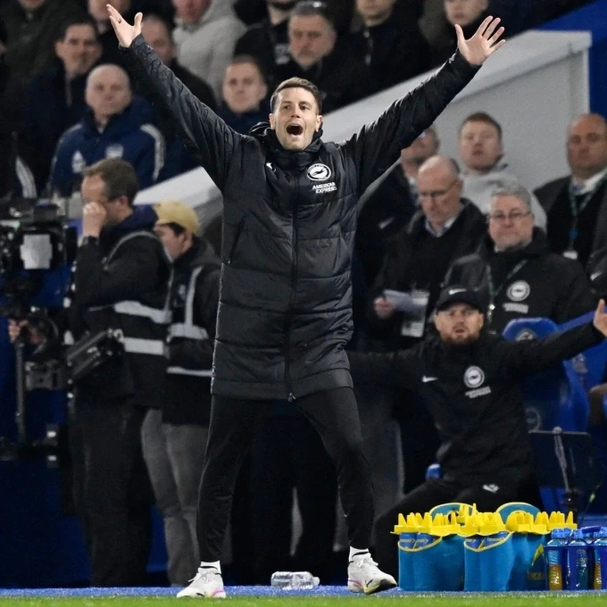 HLV Hurzeler phản ứng trong trận Brighton thua Arsenal ở vòng 29 giải Ngoại hạng Anh ngày 4/3/2026 trên sân Amex. Ảnh: AFP
