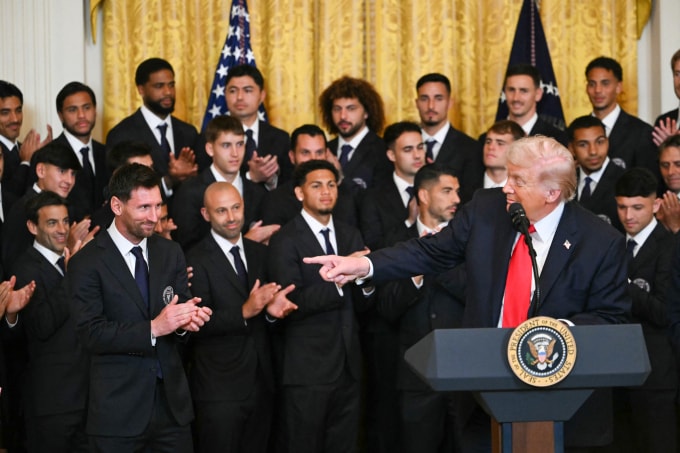Tiền đạo Lionel Messi cùng tập thể Inter Miami lắng nghe phát biểu của Tổng thống Mỹ Donald Trump trong chuyến thăm Nhà Trắng ngày 5/3/2026. Ảnh: AFP