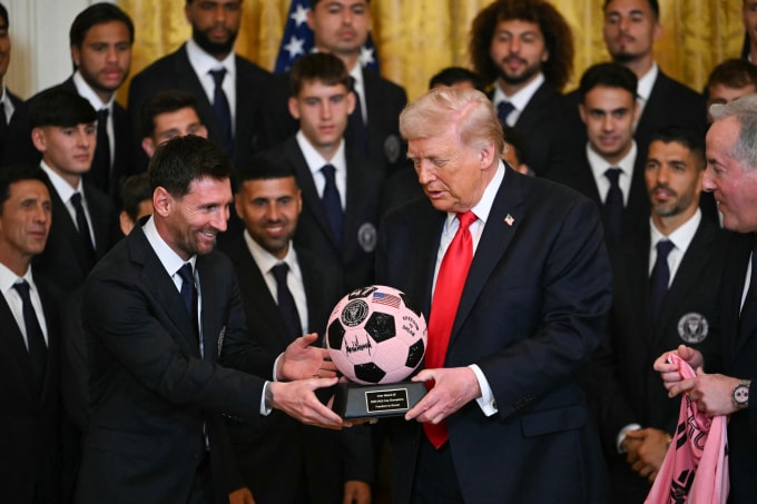 Lionel Messi tặng Tổng thống Mỹ Donald Trump quả bóng lưu niệm khi cùng Inter Miami đến thăm Nhà Trắng ngày 5/3. Ảnh: AFP
