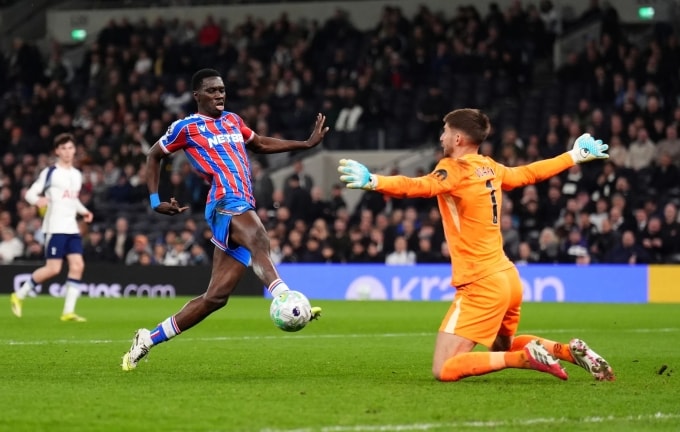 Tình huống Ismaila Sarr ghi bàn vào lưới Tottenham. Ảnh: AP