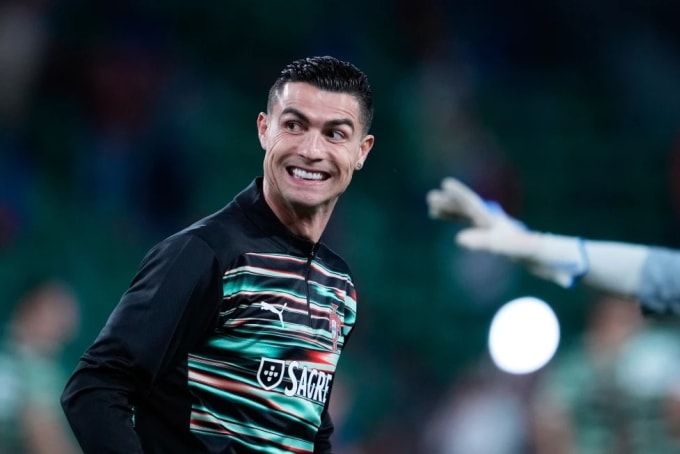 Cristiano Ronaldo mỉm cười trong lúc khởi động trước trận Bồ Đào Nha gặp Hungary ở vòng loại bảng F World Cup 2026, trên sân Lisbon, Bồ Đào Nha, ngày 14/10/2025. Ảnh: AP