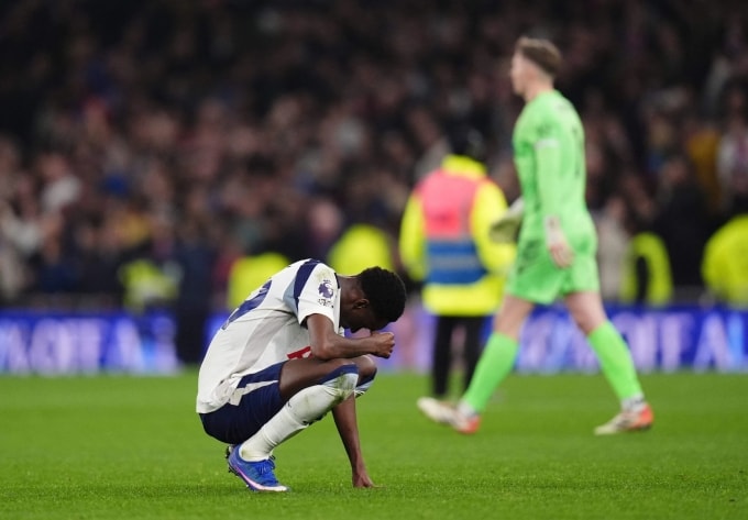 Tiền vệ Pape Matar Sarr thất vọng sau trận Tottenham thua Crystal Palace 1-3 trên sân Tottenham Hotspur, thành phố London, Vương quốc Anh tối 5/3/2026. Ảnh: AP