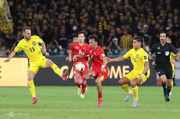 Tiền vệ nhập tịch không đủ tư cách Hector Hevel (trái) trong trận Malaysia thắng Việt Nam 4-0 ở lượt hai bảng F vòng loại cuối Asian Cup 2027, trên sân Bukit Jalil, Malaysia ngày 10/6/2025. Ảnh: Hai Tư
