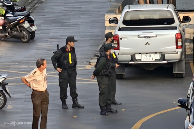 Nhiều công an xuất hiện ở trụ sở ACV ở số 58 Trường Sơn, Phường Tân Sơn Hòa, TP HCM, chiều 26/1. Ảnh: Quốc Thắng