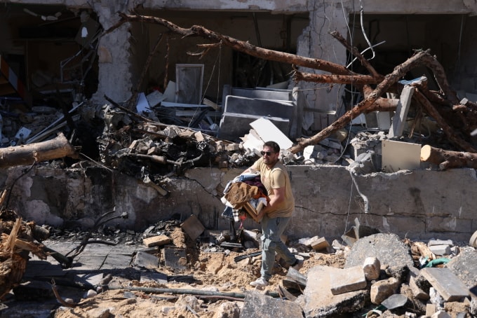 Đống đổ nát sau cuộc tập kích vào khu vực Gush Dan ở Israel ngày 1/3. Ảnh: AFP