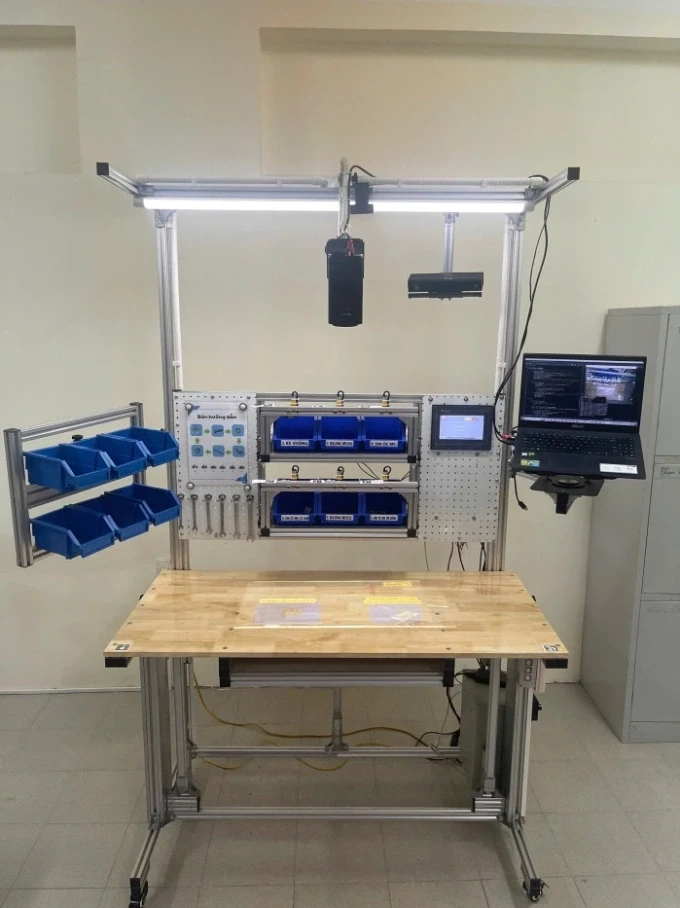 Thiết bị trạm lắp ráp thông minh tích hợp khung cơ khí theo mô-đun, camera giám sát thao tác, máy chiếu hướng dẫn và phần mềm phân tích dữ liệu. Ảnh: NVCC