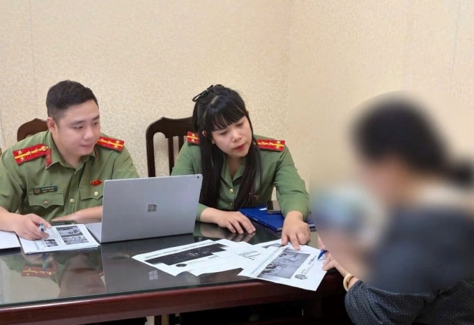 Công an làm việc với người đăng tin sai sự thật. Ảnh: Công an cung cấp