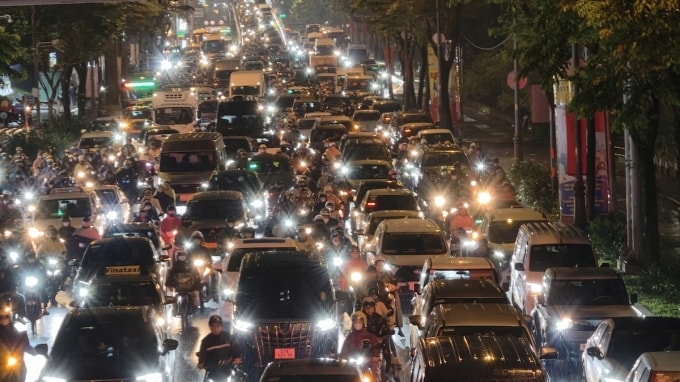 Dòng xe ùn tắc kéo dài trên đường Hoàng Văn Thụ, hướng từ vòng xoay Lăng Cha Cả về sân bay Tân Sơn Nhất. Ảnh: Đình Văn