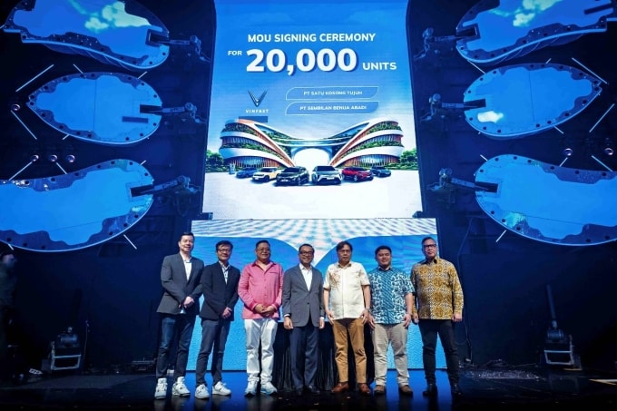 Đại diện VinFast và các đối tác tại lễ ký biên bản ghi nhớ. Ảnh: VinFast