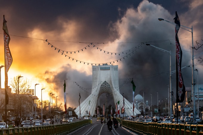 Cột khói lớn bốc lên phía sau Tháp Tự do Azadi ở Tehran ngày 3/3. Ảnh: AFP