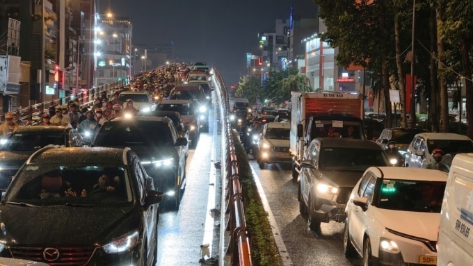 Xe máy, ôtô phủ kín cầu vượt vòng xoay Lăng Cha Cả. Ảnh: Đình Văn