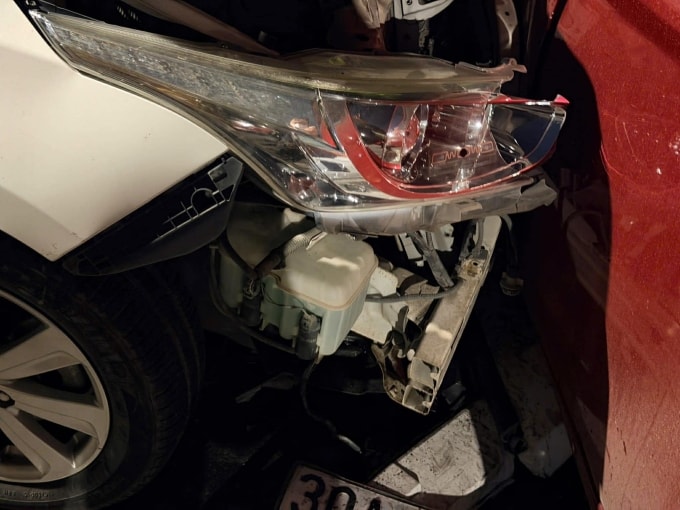 Một chiếc xe bị hư hỏng nặng. Ảnh: An An