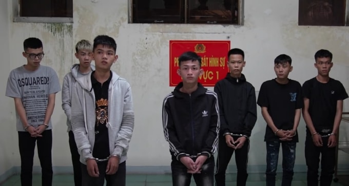 Châu và những người liên quan tại cơ quan công an. Ảnh: Công an Quảng Ngãi