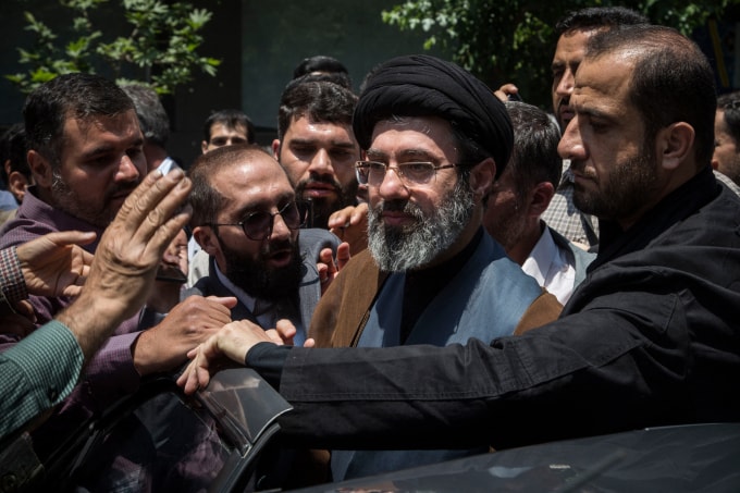Ông Mojtaba Khamenei (đeo kính) tại một sự kiện ở Tehran, ngày 31/5. Ảnh: AFP