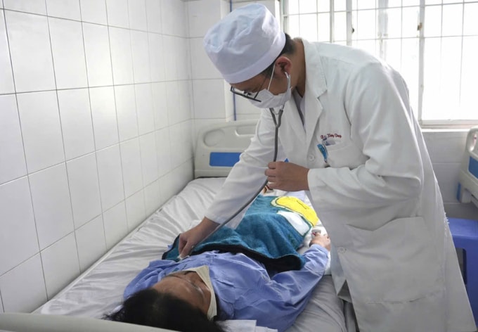 Bác sĩ thăm khám cho bệnh nhân sau can thiệp. Ảnh: Thanh Phong