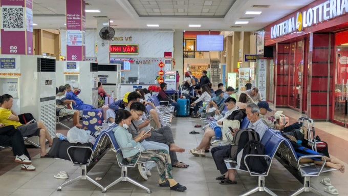 Dùng ôtô trung chuyển 1.500 người đi tàu vì sự cố cầu Ghềnh - 1