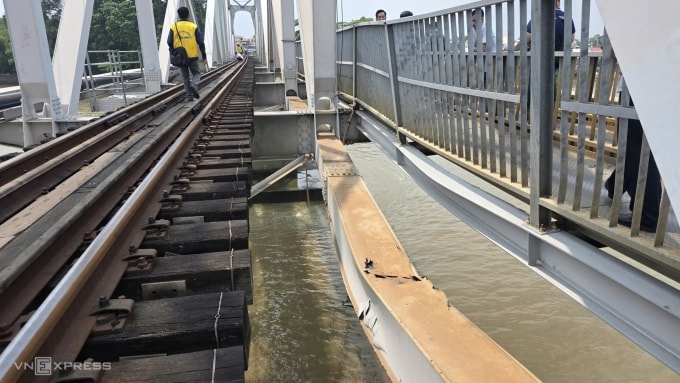 Dầm biên cầu Ghềnh bị cong, đường ray lệch, sau tai nạn làm gián đoạn tuyến đường sắt Bắc - Nam qua khu vực. Ảnh: Phước Tuấn