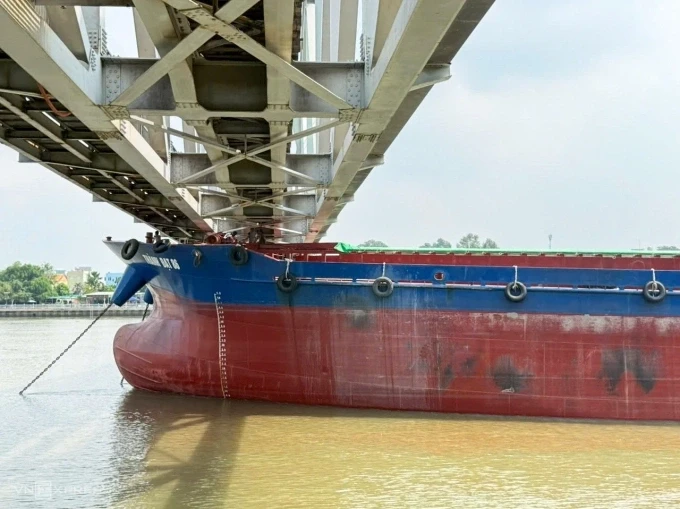 Sà lan mắc kẹt dưới gầm cầu sau tai nạn. Ảnh: Phước Tuấn