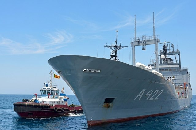 Tàu kéo Sri Lanka (bên trái) hộ tống tàu Bushehr vào cảng. Ảnh: Navy Lookout