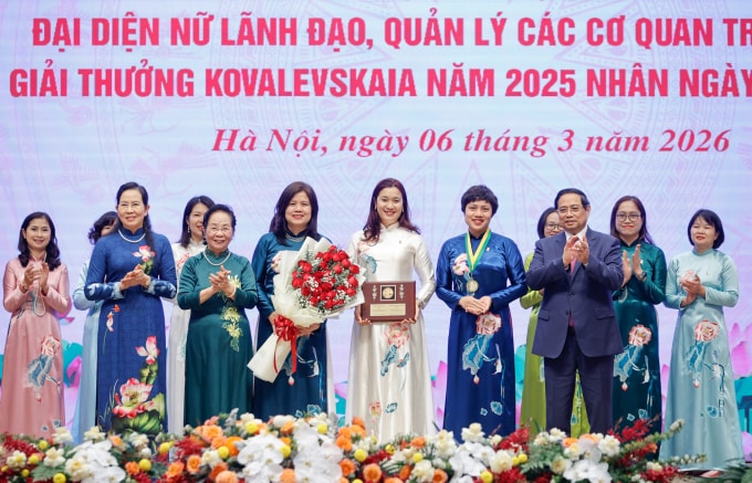 Thủ tướng trao giải thưởng Kovalevskaia năm 2025 cho tập thể các nhà khoa học nữ với cụm công trình Ứng dụng xúc tác sinh học nâng cao giá trị nông sản Việt. Ảnh: Nhật Bắc