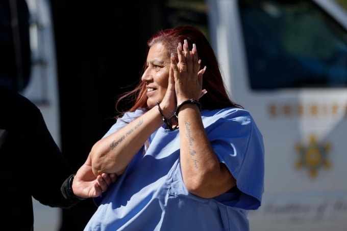 Nữ hoàng băng đảng California tươi cười khi bị bắt