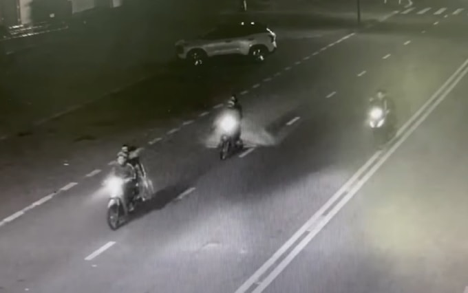 Nhóm 6 thanh niên đi xe máy để tìm người đối thủ trả thù, 0h ngày 4/3. Ảnh: Camera an ninh